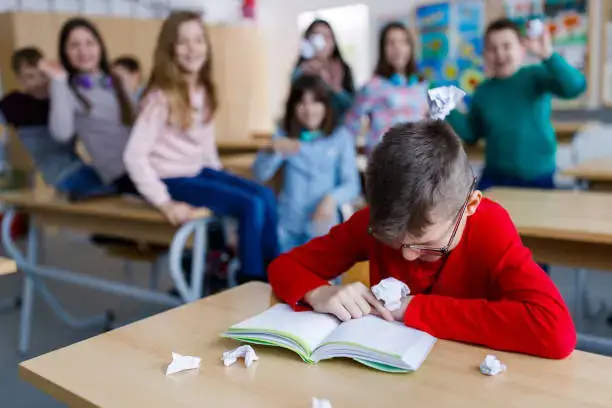 Adolescent victime de cyberharcèlement