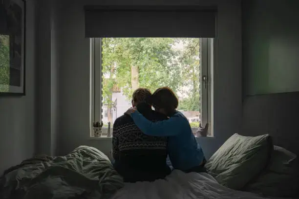 Une professionnelle échange avec un enfant en consultation