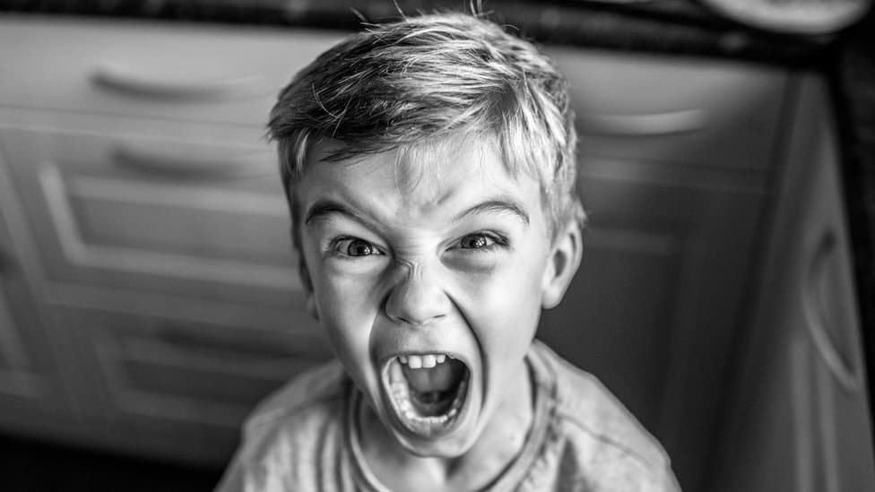 Parent expliquant une conséquence à son enfant avec calme
