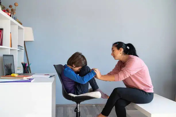 Parent qui accompagne son enfant auteur de harcèlement scolaire